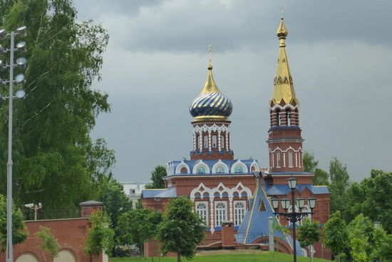 Nein, das ist nicht das Kalaschnikow-Museum, es liegt ...