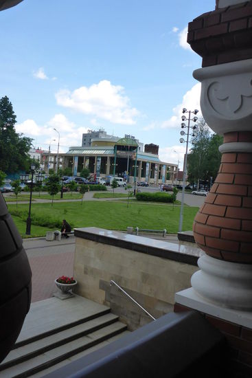 ... schräg gegenüber und ...