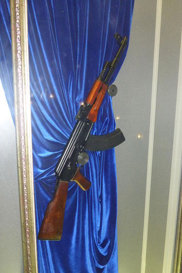 Das Original, AK 47, davon wurden 150 Millionen Exemplare produziert, beliebt bei Guten und Bösen: Tötet zuverlässig, ist außerordentlich robust und spottbillig, kostet hier ab Werk ganze 700 Rubel (etwa 15 Euro)