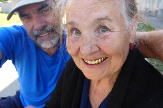 Begegnungen: Elsa verkauft mir für mein Gourmet-Menü (Rohkostsalat an Kartoffelbrei und Dosen-Tun) preiswerte Frühlingszwiebeln aus eigenem Bio-Anbau für 15 Rubel