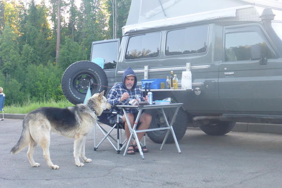 Begegnungen: Er hat auch Hunger und bekommt natürlich etwas