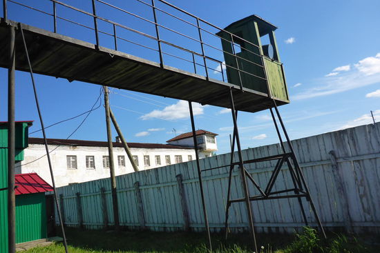 ... aus den Zeiten Stalins ein, also Verantwortliche für Unterbringungen in den Gulags. Die Wachen auf den Wachtürmen hatten Schießbefehl