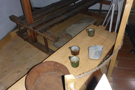 Geschirr der Gefangenen. Für die schwere Holzarbeit verbrauchten sie rund 4000 kcal/Tag, ihnen wurden aber maximal 2000 kcal/Tag zur Verfügung gestellt, das führte zwangsläufig zu Unterernährung, kein Wunder, daß zu Zeiten Stalins 4 - 20 % der Gulag-Insassen diesen nicht überlebten