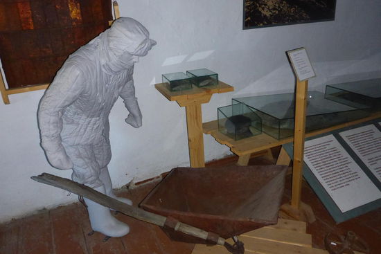 Gegen die Kälte (bis - 30 Grad Celsius) sollte primitive Watte-Kleidung schützen