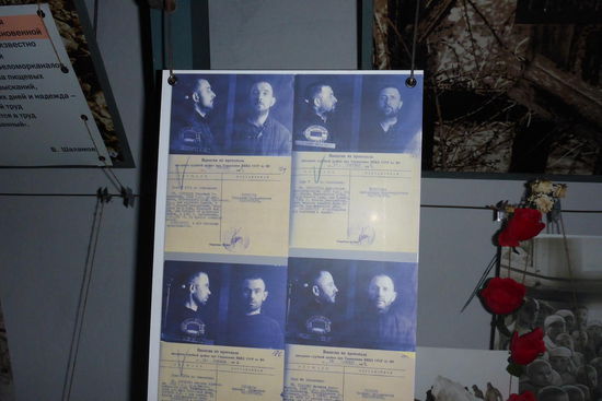 Hingerichtete und ihre kurzen Todesurteile; unter Stalin wurden bis 1935 700 000 Todesurteile vollstreckt