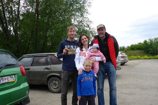 Begegnungen: Katja und Dima aus Kungur freuen sich mehr als ihre Sprösslinge über die Tourkarte