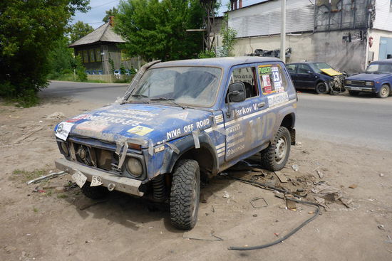 Lada Niva in Offroad-Ausführung
"Originalität ist nichts weiter als intelligente Nachahmung, sagt Voltaire, der Realist" (Haruki Murakami: Die Pilgerjahre des farblosen Herrn Tazaki)
