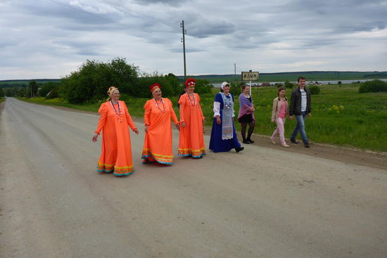 Jalym 8. 6. 2014, Tag 24; 5399 km
Freundlicher Empfang durch traditionell gekleidete "Babuschkas"