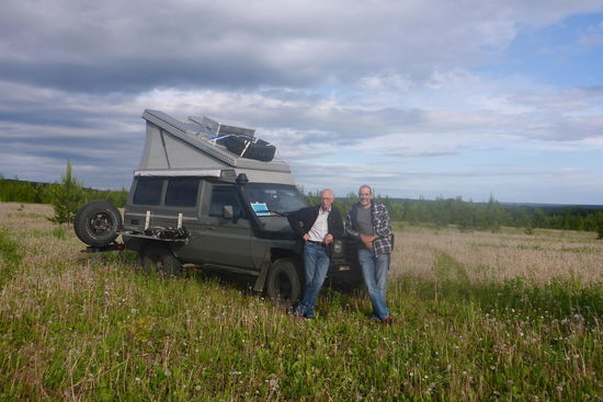 Mit Lout aus den Niederlanden auf dem Wiesen-Camp mit Mückenbelästigung in Jalym