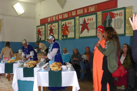 Gebäck und Kaffee im sowjetisch gestylten Gemeindezentrum für die Tourer