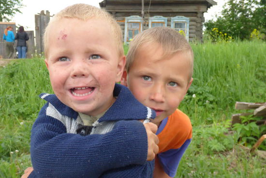 Dorfkids; in Jalym leben rund 200 Einwohner, überwiegend Ältere, die Jungen zieht es in die Städte. Die Dorfschule besuchen gerade mal 8 Kinder, Jalym stirbt aus