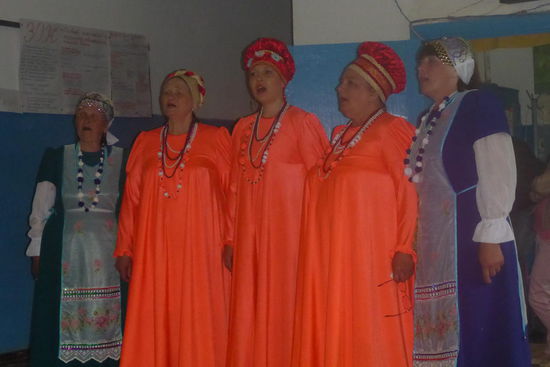 ... russische Volkslieder mit melancholischen Melodien angestimmt, es geht um unglückliche Lieben, was ja nicht nur in Russland vorkommen soll