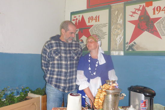 Begegnungen: Ludmilla bedient den Samowar und hält sich dezent im Hintergrund