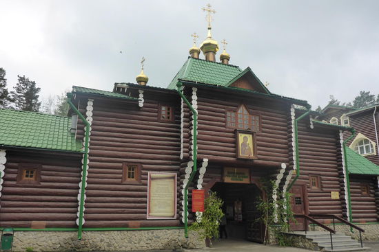 Eingang zum Mönchskloster "Grube von Graja" ...