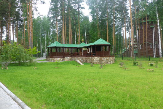 ... errichtet an der Stelle im Wald bei Jekatarinburg ...