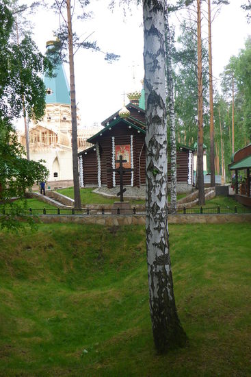 ... an der die Leichen der erschossenen Romanows in eineraufgelassenen Erzgrube versenkt, mit Säure überschüttet und angezündet wurden, hier die grasbewachsene Grube