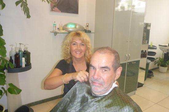 Begegnungen: Swetlana gibt sich Mühe, den alten Herrn für den Opernbesuch aufzuhübschen