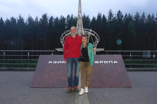 Begegnungen: Mit Kristina an der Grenze zwischen Europa und Asien; ja, wir fahren jetzt durch Sibirien ("schlafendes Land"), es ist riesengroß, etwa 30mal so groß wie unser Heimatland, es Leben hier nur 25 Millionen Einwohner