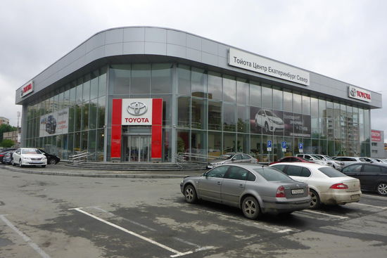 Die Kupplung des HZJ 78 zickt, nach Rücksprache mit Tom (danke Tom für die superschnelle Kommunikation am Pfingstsonntag, Tom`s Fahrzeugtechnik) entscheide ich, das Teil vorsichtshalber auszutauschen, das soll hier bei Toyota-Jekatarinburg geschehen