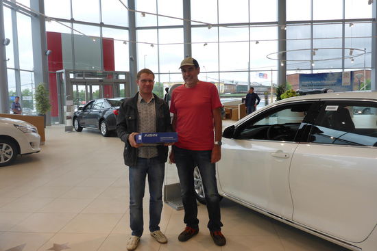 Begegnungen: Sascha organisiert die Ersatzteile und bringt sie selbst vorbei. In russischen Werkstätten werden grundsätzlich keine Ersatzteile vorgehalten, am schnellsten geht es, wenn man sie selbst organisiert. Sascha ist Geschäftsführer eines Ladens für Ersatzteile, innerhalb von wenigen Stunden hat er sämtliche Teile beschafft, danke Sascha !