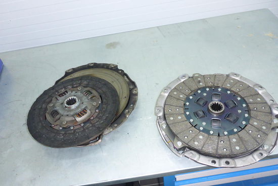 Ex- und Implantat, beide aus Japan, begegnen sich kurz und sprechen über ihre Zukunftsperspektiven, sie könnten unterschiedlicher nicht sein.
Der Toyo hat die Op gut überstanden und läuft wieder prächtig.
Gesamtkosten 27588 Rubel, dafür hätte ich im Outlet in Izhevsk 39 Kalaschnikows bekommen (knapp 600 Euro)