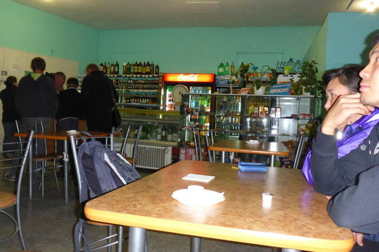 Nachts in einer Raststätte mit Sascha und Tsyren, sie haben mich großartig bei der Reparaturaktion unterstützt, ihre Muttersprache ist russisch, ein unverzichtbarer Vorteil in dieser Situation. Sie begleiten mich auf der Nacht-Fahrt nach Tjumen bei strömendem Regen (Lieben Dank Euch beiden). Da der Toyo nach der Op erst um 21.30 entlassen wird, ist eine Nachtfahrt erforderlich, um wieder zur Gruppe zu kommen. Gegen 2.00 komme ich in Kontakt mit Humorlosen: Ein Mitarbeiter der Staatsmacht signalisiert unmißverständlich mit den entsprechenden Bewegungen seines schwarz-weißen Stocks anzuhalten.
Er spricht mich russisch an, ich verstehe "Dokumenti". In der Amtsstube zeige ich ihm nationalen und internationalen Führerschein, nationalen und internationalen Kfz.-Schein, Reisepass und Grüne Karte; jetzt kommt die Staatsmacht rasch an ihre Grenzen, sie kann mit diesen "Dokumenti" wegen der fehlenden kyrillischen Schriftzeichen kaum etwas anfangen, schließlich wünscht er gute Fahrt (Sascha übersetzt), nachdem er etwas aus meinem Pass in ein dickes Buch eingetragen hat. Wir fahren weiter durch die Regennacht, um 4.00 parken wir müde auf einer Rastsätte