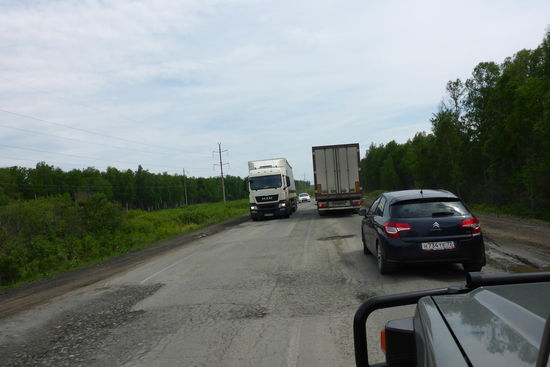 Immer wieder gibt es Abschnitte mit riesigen Schlaglöchern