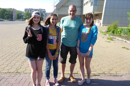 Begegnungen: Kate, Julia und Valentina (von links) sind jeweils 15 Jahre alt und besuchen die selbe Schulklasse. Wir verständigen uns in Enlischfragmenten, sie begeistern sich für unsere Tour und unsere Gefährte