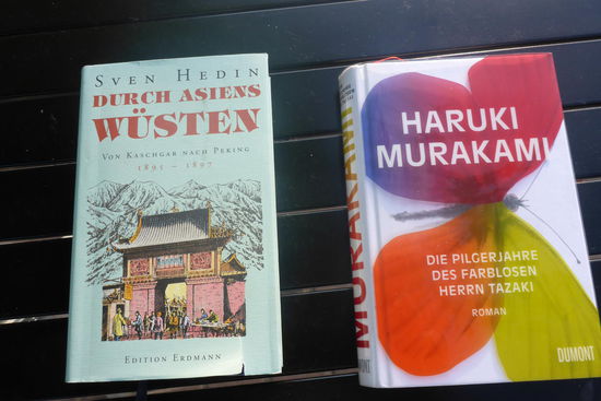 Gedanken auf Reisen
Ich komme weniger zum Lesen als gedacht; die Fahrtage sind wegen des Verkehhrsaufkommens und der Straßenverhältnisse lang und anstrengend, die Stadtführungen intensiv, auch der Reisebericht kostet Zeit (das Hochladen der Bilder dauert teilweise nervig lange). Abends bin ich müde und schlafe schnell ein. Diese beiden Bücher habe ich gelesen.
Sven Hedin ist ein großer Abenteurer und Entdecker, seine Zeichnungen wunderbar, seinen Schreibstil finde ich langweilig, abgesehen von einigen originellen Formulierunen.
Ganz anders dagegen der Roman rechts, er ist wieder ein Meisterwerk dieses Autors. Liebe Seniorenrunde in Stockholm, wann begreift Ihr das? Oder steht Ihr bei Murakami genauso auf dem Schlauch wie bei Philipp Roth?