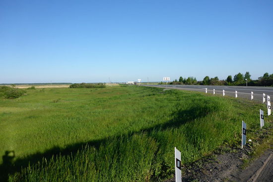Sibirien ist nur bedingt tauglich für Radreisen. Das Land ist zwar topfeben (auf den letzten paar Hundert Kilometer bewegen wir uns auf einer Höhe zwischen 80 und 150 m über NN), allerdings gibt es keine Radwege und die M51, so nennt sich jetzt die West-Ost-Magistrale, ist gefährlich, zudem weht nicht selten ein kräftiger Wind über das flache Land, zumeist aus östlicher Richtung (mein Spritverbrauch steigt deshalb um 1 - 2 Liter pro 100 km), wenn der Wind nachläßt kommen die kleinen Plagegeister aus ihren Verstecken ...