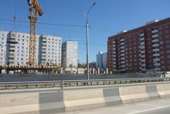 Die üblichen Wohnanlagen in der Peripherie der Stadt