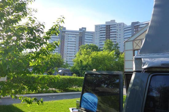 Novosibirsk 15. - 17. 6. 2014, Tage 32 - 34; 7135 km
Camp in Novosibirsk vor dem Deutschen Haus
Novosibirsk, erst vor 120 Jahren gegründet, ist mit 1,5 Millionen Einwohnern die größte Stadt hinter dem Ural und die drittgrößte Stadt Rußlands. Als Industriestadt ist sie nicht arm, auf 1000 Einwohner kommen 378 PKW.
Da Sibirien vom Westen aus erobert wurde, werden ostwärts die Städte immer jünger