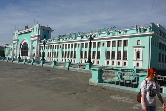 Im Bahnhof von Novosibirsk hält die Transsib auf ihrer Fahrt von Moskau nach Vladivostok, mit 9288 km Schienenlänge die längste Zugverbindung der Welt