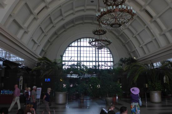 Im generös ausgestatteten Bahnhof