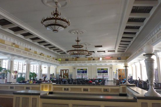 Auch der Wartesaal des Bahnhofs ist schön gestaltet