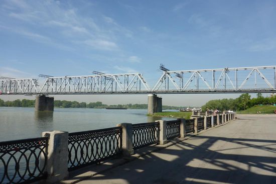 Die neue Eisenbahnbrücke über den Ob, mit einer Länge von 4338 km ist er einer der längsten Flüsse der Erde