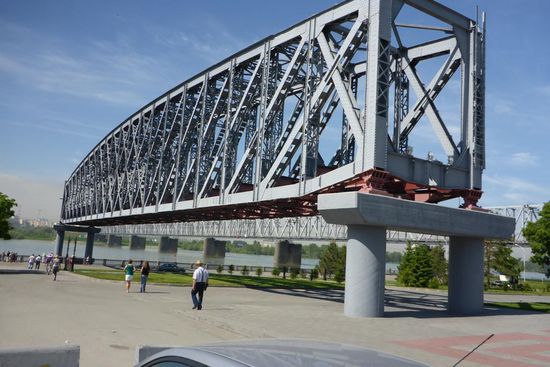 Die alte genietete Eisenbahnbrücke wurde in Teilen als Denkmal erhalten
