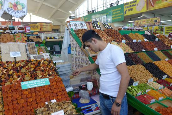 Er verkauft mir Pinienkerne, sie bereichern mein Müsli