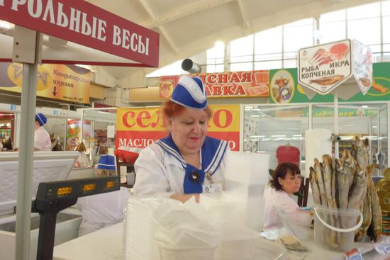 Sie verkauft rohen Lachs aus Kamtchatka, er schmeckt köstlich