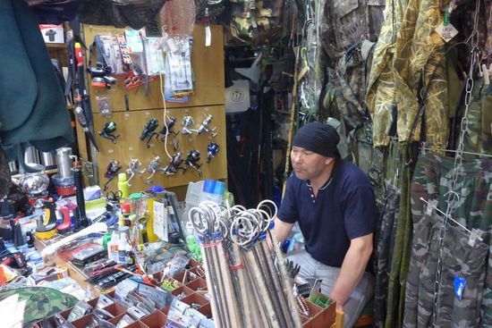 Bei ihm decken wir uns mit Schutzhüten gegen die Plagegeister ein ...