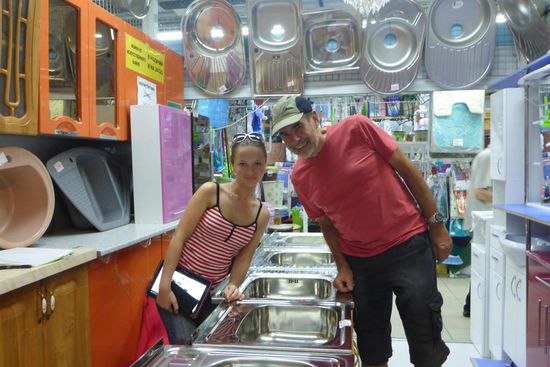 Begegnungen: Irina führt uns zu ihrer künftigen Schwiegertochter, Tatjana verkauft Küchen