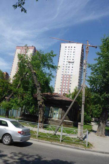 Alt und Neu in Novosibirsk, das Holzhaus wird in Kürze einem weiteren Betonsilo weichen