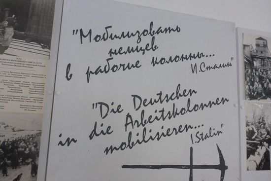 Ausstellung im Deutschen Haus: Ein freundlicher Herr, der Genosse Stalin, geschieht ihm recht, daß er an die Kremlmauer verlegt wurde