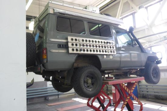 Diagnostik-Check: Zwei der sechs Plattfedern rechts hinten sind gebrochen, ich kann noch fahren, die Frage ist, wie lange noch. Ersatzbeschaffung des Originalteils aus Australien ist hier naturgemäß schwierig, Improvisation gefragt