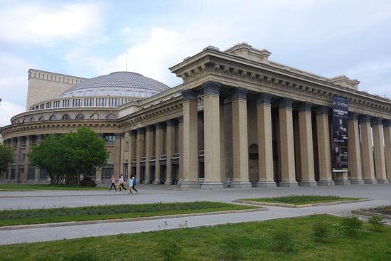 Nachtrag zu Novosibirsk: Mit 2000 Sitzplätzen das größte Opernhaus in Rußland