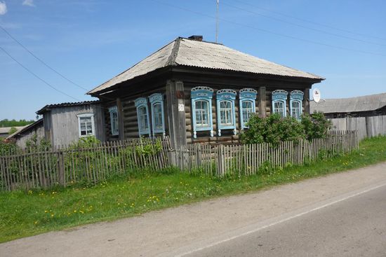 ... und bemalten Holzhäuser ...