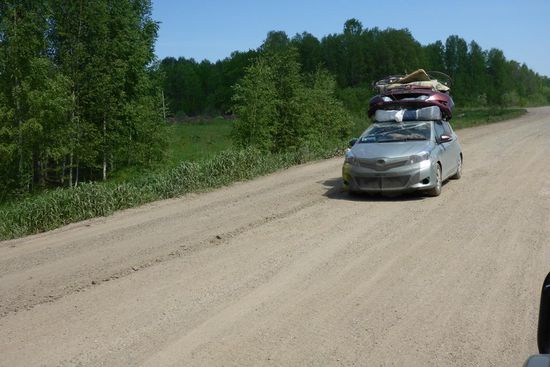 Voll beladen über den Schotter