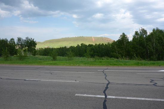 Nach vielen hundert Kilometern durch flache, sumpfige und eintönige Landschaftsformationen bringen die ersten Hügel vor Krasnoyarsk Abwechslung