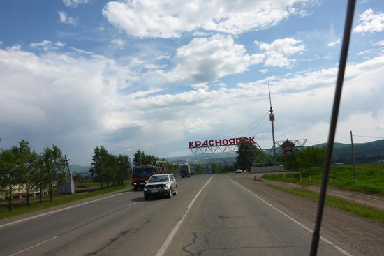 Krasnoyarsk 19. - 20. 6. 2014, Tage 36 - 37; 8022 km
Die Industriestadt (u.a. größte Aluminiumhütte weltweit) war bis vor 20 Jahren für Ausländer gesperrt. Die Stadt liegt am Enisej, der hier fast zwei Kilometer breit ist, und an der Transsib, beide haben ihr Wachstum befördert.
Von der Stadt bekomme ich nicht viel mit, den fahrfreien Tag verbringe ich bei meinem Patienten in der Werkstatt (s.u.)
