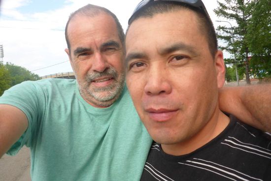 Begegnungen: Mein Navigationsgerät verläßt mich vor der Stadteinfahrt bzw. zeigt irrelevante und kurzlebige Zielführungen an. Unser Camp liegt an einem großen Stadion am Ufer des Enisej; nachdem ich noch nicht einmal diesen Riesenfluß finde und andauernd in Verkehrsstaus stecken bleibe, investiere ich eine halbe Kalaschnikow (300 Rubel) und lasse mir von Bejschen aus Kirgisien mit seinem Taxi den Weg durch das Straßengewirr zeigen